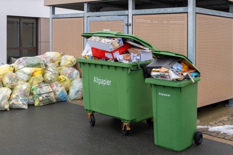 Pick-up day for paper and the yellow bag, Eckental, Middle Franconia, Bavaria, Germany