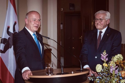 Kai Wegner, Governing Mayor of Berlin, gives a speech in front of a dinner in honor of the honorary