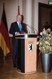 Kai Wegner, Governing Mayor of Berlin, gives a speech in front of a dinner in honor of the honorary