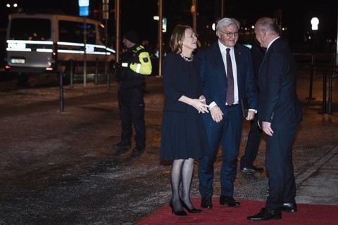 Frank-Walter Steinmeier and woman Elke Büdenbender are welcomed by Kai Wegner on arrival for dinner