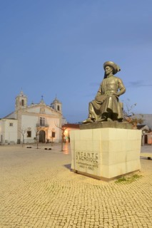 Church of Santa Maria ou da Misericordia and monument to Henry the Navigator at dusk, Praca Infante
