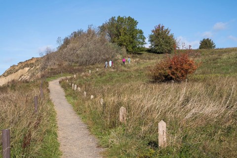 Hikers on the trail above the steep coast, Hochuferweg, autumn colors, Klein Zicker, Mönchgut,