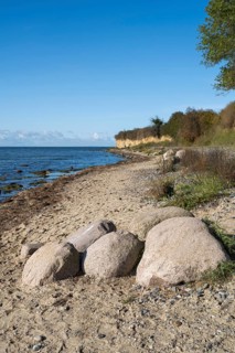 Boulders on the banks of the Saal, tourists on the coast, cliffs, Klein Zicker, Mönchgut, Rügen