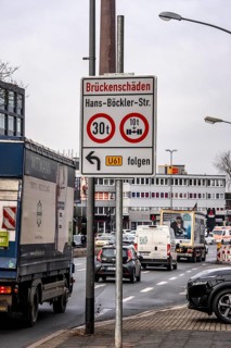 Information on bridge damage to a road bridge over a railway line, weight limit, axle load