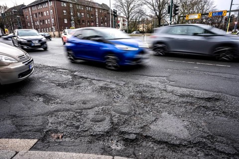 Large potholes at the confluence of Kruppstraße with Friedrichstraße, B224, heavy vehicle traffic,