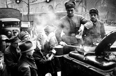 Soup kitchen, Berlin in May 1945 J. Chaldej about this picture: I didn't take many photos on this