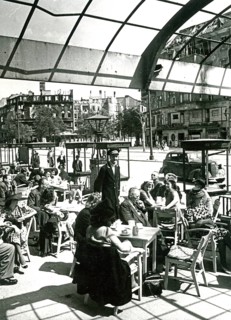 Life starts again, street coffee with guests on Kurfürstendamm, summer 1945, Berlin, Germany