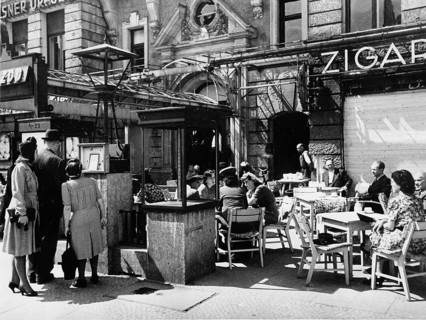 Post-war period, life goes on, guests in a coffee shop on Kurfürstendamm, June 1945, Berlin,