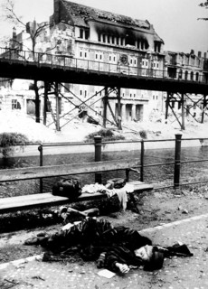 Civilians, war victims, a dead woman on Hallescher Ufer, Berlin, April 1945, Germany