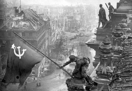 Auf dem Berliner Reichstag, 2. Mai 1945, drei sowjetische Soldaten hissen die Flagge der