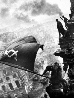Auf dem Berliner Reichstag, 2. Mai 1945, drei sowjetische Soldaten hissen die Flagge der