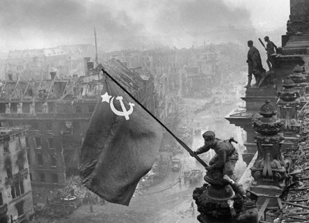 Auf dem Berliner Reichstag, 2. Mai 1945, drei sowjetische Soldaten hissen die Flagge der