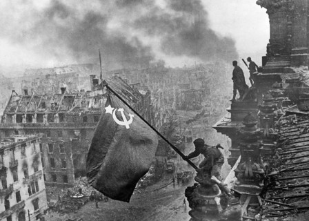 Auf dem Berliner Reichstag, 2. Mai 1945, drei sowjetische Soldaten hissen die Flagge der