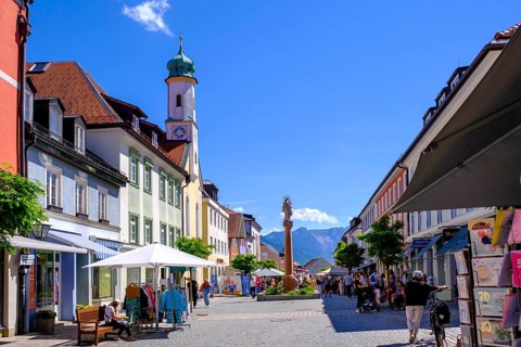 Obermarkt, Fußgängerzone, Marktstraße, mit Kirche Maria Hilf, Murnau, Upper Bavaria, Bavaria,