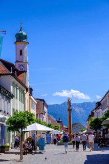 Obermarkt, Fußgängerzone, Marktstraße, mit Kirche Maria Hilf, Murnau, Upper Bavaria, Bavaria,