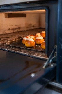 Round rolls baking in a commercial oven in the bakery, baking rolls, Haselstaller Hof, Gechingen,