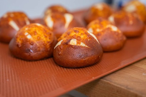Close-up of freshly baked rolls on a baking tray, baking rolls, Haselstaller Hof, Gechingen,