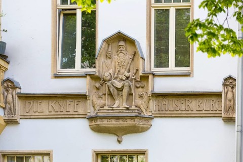 Figure and lettering on the Kyffhäuserburg residential building in Hübschmannstraße, Art Nouveau