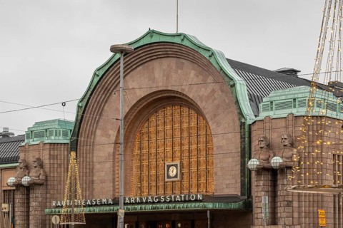 Torchbearers flank main entrance, statues of Emil Wikström, Central Station with Christmas