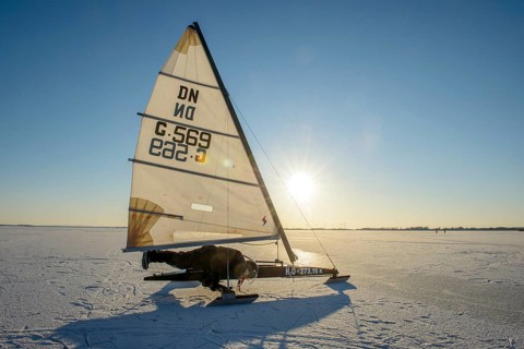 Ice sailor on the frozen Dümmer, Dümmer See, east shore north of Lembruch, with bright sun in