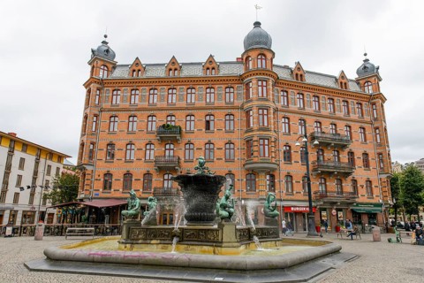 Historic brick building on Järntorget Square with the Järntorgsbrunnen also known under the