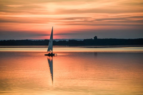 Single laser dinghy sailboat on quiet Dümmer See at vivid sunset, Lembruch, Dümmer See, Lower