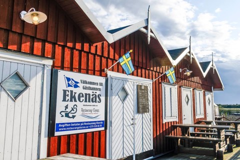 Red Swedish wooden houses in Ekenäs guest house on Lake Vänern, Ekenäs, Värmlandsnäs peninsula,