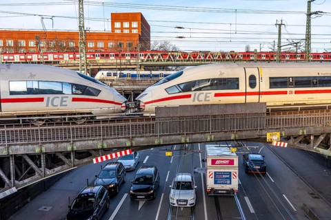 ICE and S-Bahn train on the line, railway bridge over Deutz-Mülheimer-Straße, more than 10 tracks