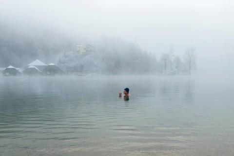 Man with cap, 55, ice bathing, including winter bathing in Königssee, Schönau am Königssee,