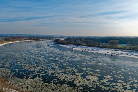 Ice rink on the Elbe near Hamburg near the Schwinder Haken off the Elbe island of Geesthacht.