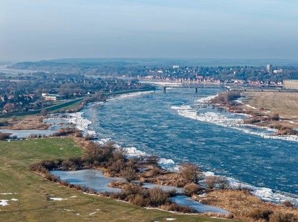 Icy riverbanks of the Elbe and ice in the foothills of the Elbe near Hohnstorf, Lüneburg district,