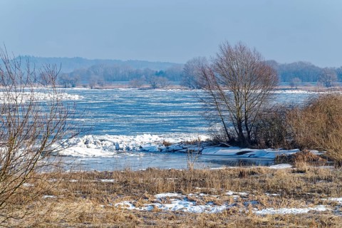 Ice skating on the Elbe and remnants of snow in the foothills of the Elbe on a clear winter day.