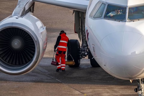 Ground crew positions brake blocks on the chassis, after stopping at the parking position, at the