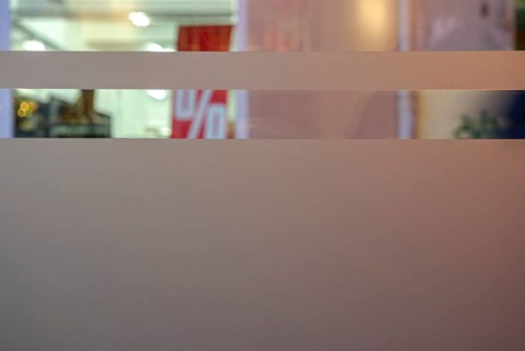 Symbolic picture of final sale: A percentage sign visible through the shop windows of a retail