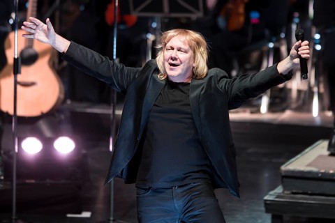 Tobias Künzel, singer of Die Prinzen live on Symphonica Tour together with the Thüringen