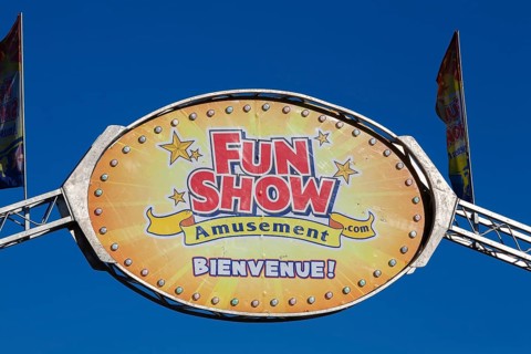 Close-up of Fun Show traveling amusement ride park banner with French word bienvenue spelled out in