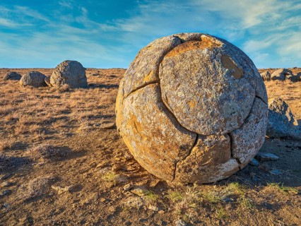 The large spherolites (concretions) at Torysh, with over 500–600 spheres of various sizes covering