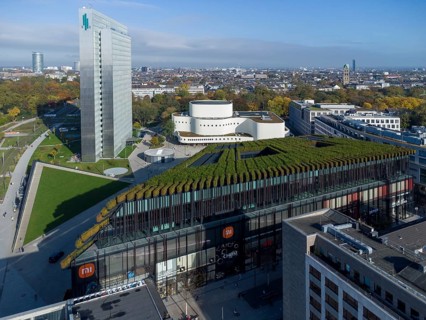Gustaf-Gründgens-Platz with playhouse, three-disc house and Kö-Bogen-II greened with hornbeam