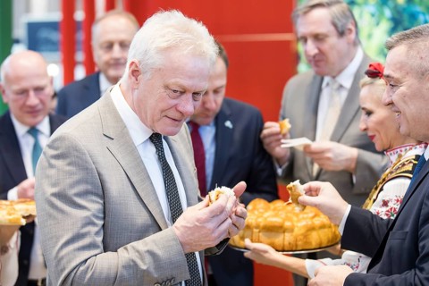 Alios Rainer (Federal Minister of Agriculture, Food and Home Affairs) tasting bread at the