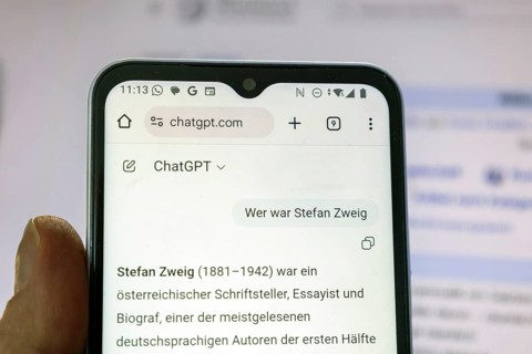 Smartphone with chat GPT page open (symbolic image)