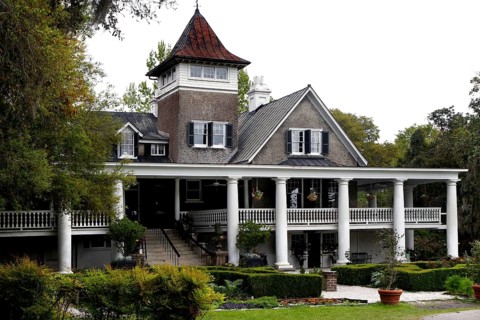 Magnolia Plantation mansion with wide verandas and characteristic façade, Charleston, South