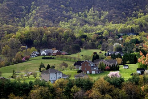 Hilly situated settlement with individual houses