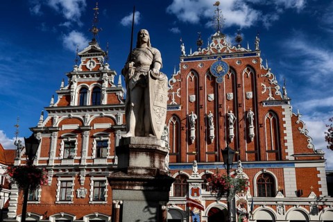 House of Blackheads with Roland statue on the historic Town Hall Square, Rathausplatz,