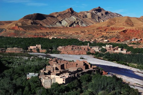 Extensive panorama of the Rose Valley with river, mountains and traditional construction, El Kelâa