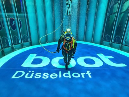Press photo Helmet diver with modern equipment in the diving tower with boot Düsseldorf lettering