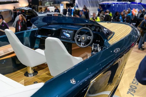 Press photo View of the driver's cab of luxurious Frauscher x Porsche 790 Spectre sports boat with