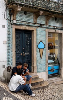 Young people eating ice cream, old town on Rue Padarias, Sintra, Lisbon, Portugal