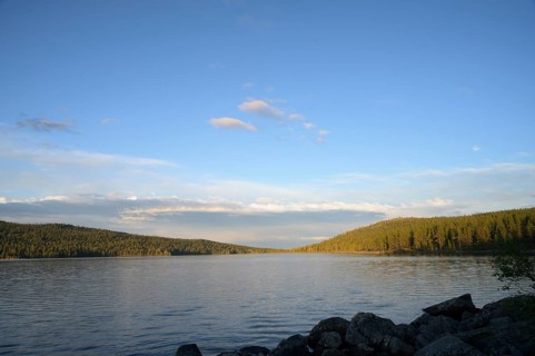 Extensive view of peaceful Lake Gutulsjön under clear evening sky, Gutulia National Park, Engerdal,