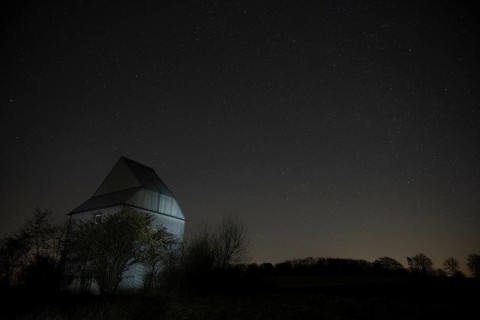 A nocturnal image of the EXPO observatory in Melle Oberholsten under a starry sky, Osnabrücker
