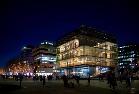 Night view of people, passers-by, Königsstraße, Schlossplatz, behind art museum Cube, Wittwer